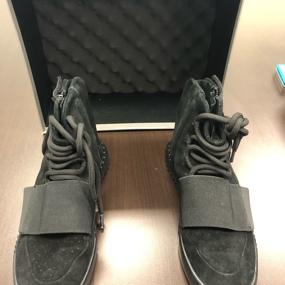 Yeezy 750 Black - Picture 4 of 7